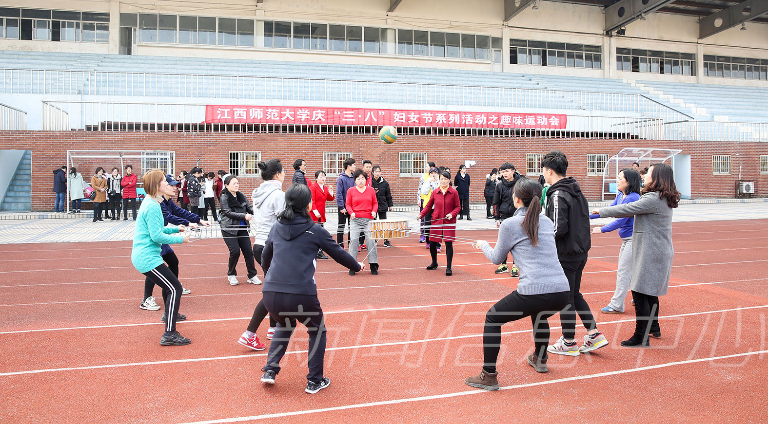 学校举办庆“三•八”妇女节趣味运动会