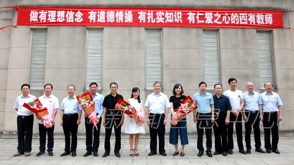 省人大常委会副主任马志武等一行到我校附属中学看望慰问师生