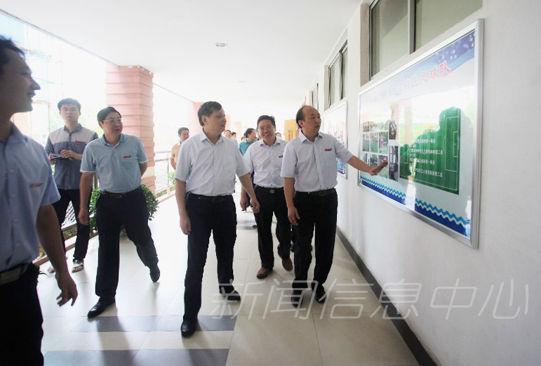 省人大常委会副主任马志武等一行到我校附属中学看望慰问师生