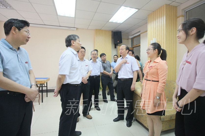省人大常委会副主任马志武等一行到我校附属中学看望慰问师生