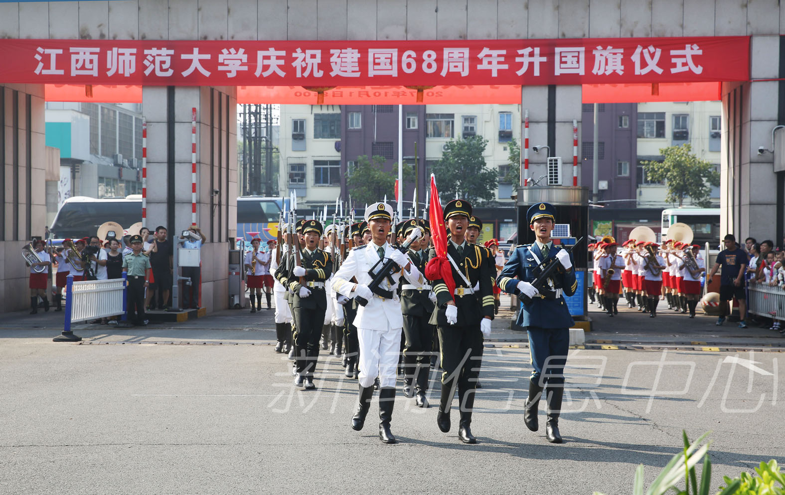 学校举行庆祝建国68周年升旗仪式