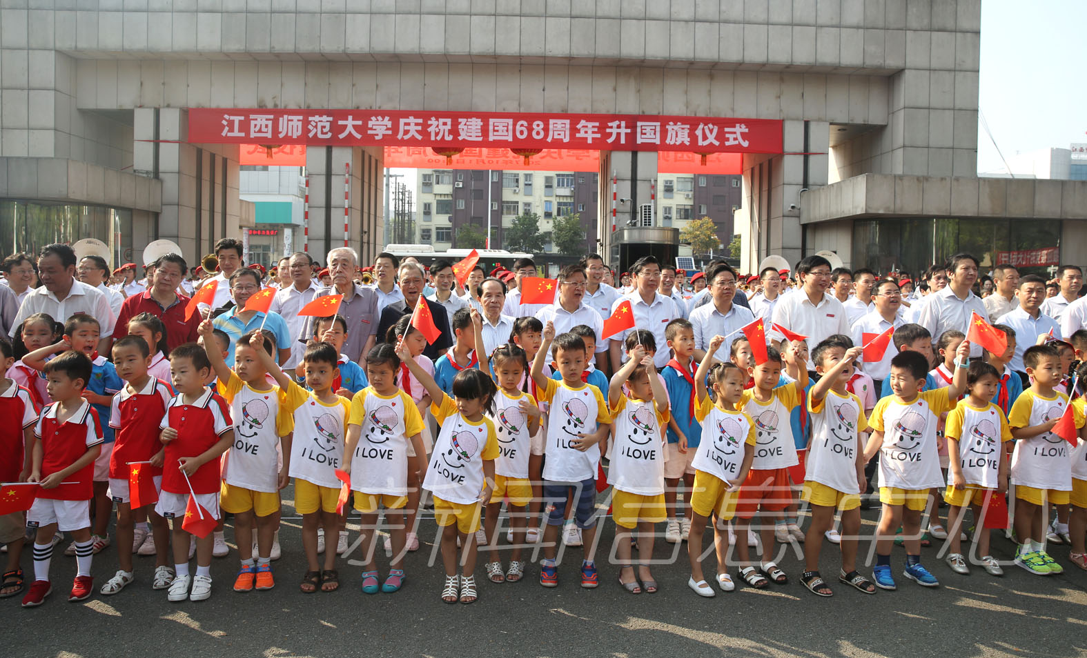 学校举行庆祝建国68周年升旗仪式
