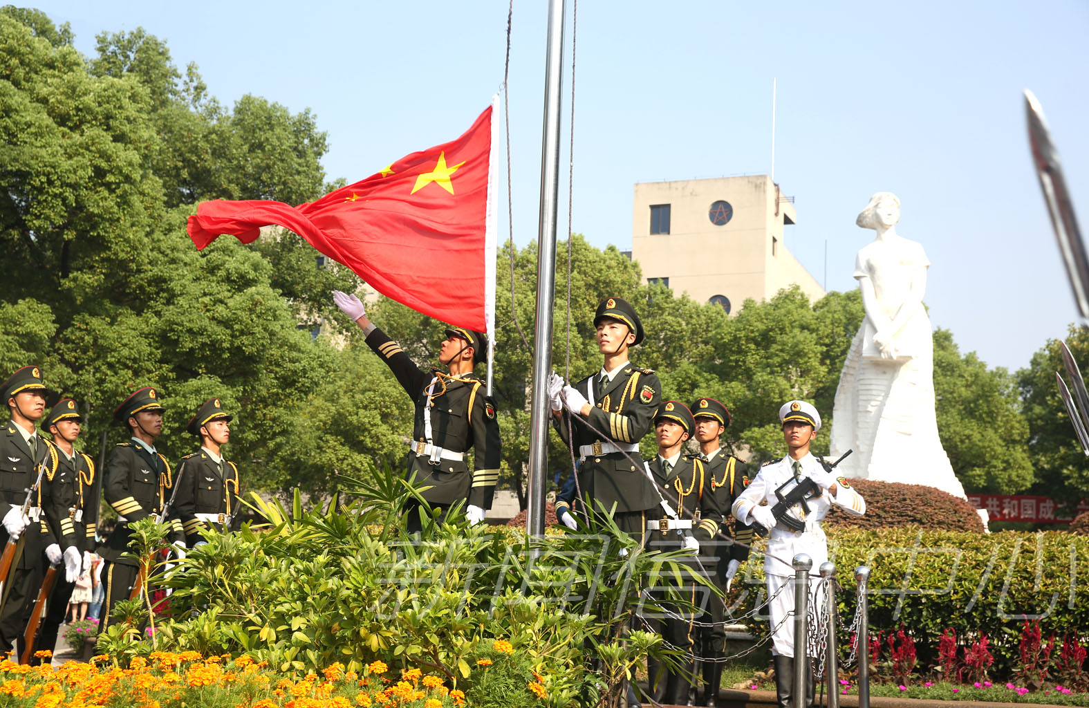 学校举行庆祝建国68周年升旗仪式