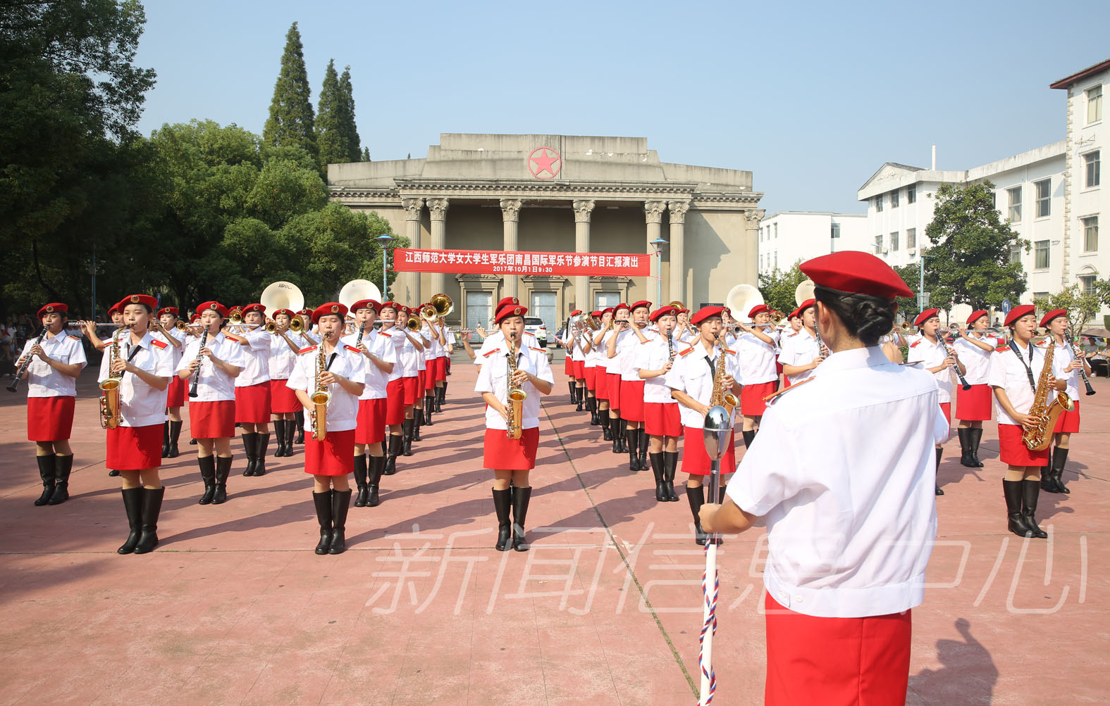 学校举行庆祝建国68周年升旗仪式