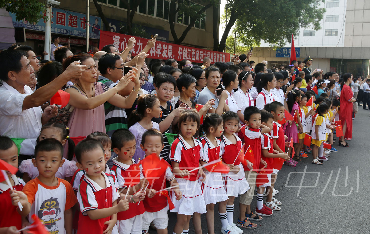 学校举行庆祝建国68周年升旗仪式