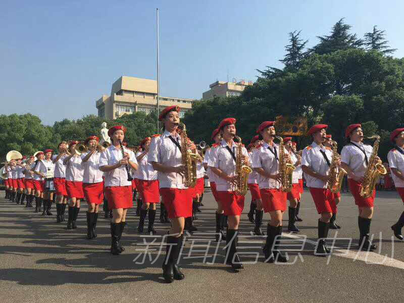 学校举行庆祝建国68周年升旗仪式